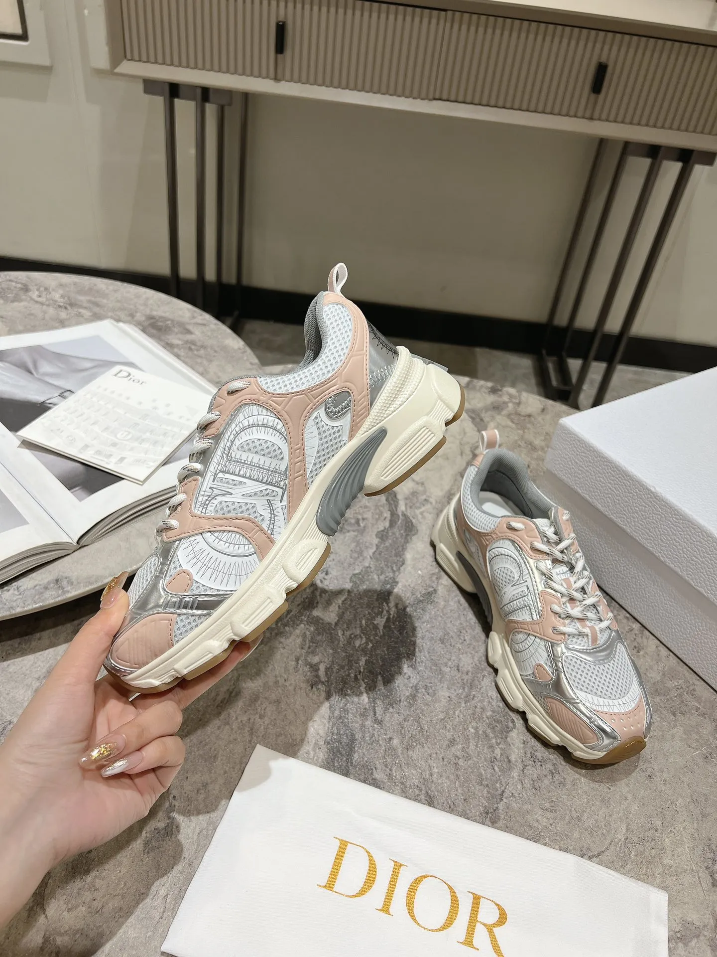 👟👟Ex-factory price 600👟👟 The latest hot model, the star model 2024 main hot product, the newly released Dior Chrono new casual sports shoes, running shoes, dad shoes are really cool, full of futuristic feeling! Really cool! Once again interpreting Dior's concept of cool fashion, the lucky star will bless you with good luck. The new EVA sole is super light and super soft! A perfect replica of the original! Fully matched material and mold! ! Women’s size: 35-39 (40.41 customized)